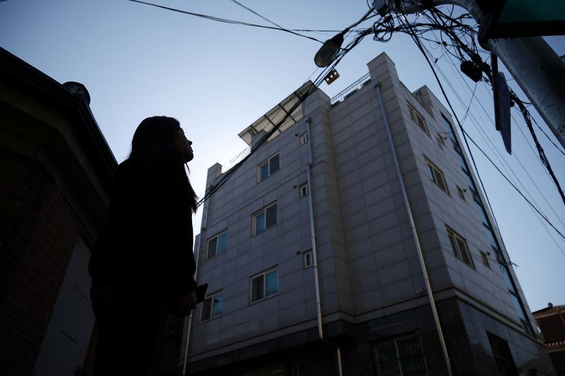 &copy; Reuters. FILE PHOTO: Yoo Ha-jin, 27, looks at a building where she lives in Seoul, South Korea, February 21, 2023.   REUTERS/Kim Hong-Ji