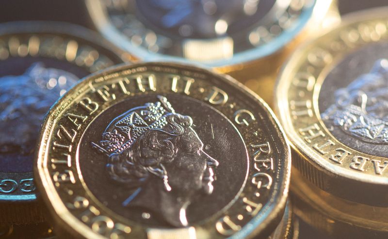 © Reuters. FILE PHOTO: British pound coins are seen in this illustration taken, November 9, 2021. REUTERS/Dado Ruvic/Illustration