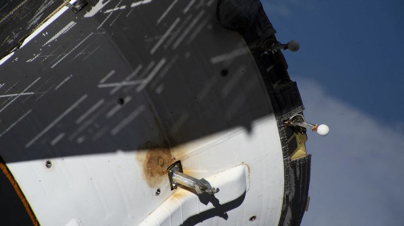 &copy; Reuters. صورة للضرر الناتج عما يُعتقد أنه ناتج عن تسرب للضغط في نظام التبريد بمركبة سويوز إم.إس-22 الملتحقة بمحطة الفضاء الدولية في صورة نشرت يوم 13 فبر