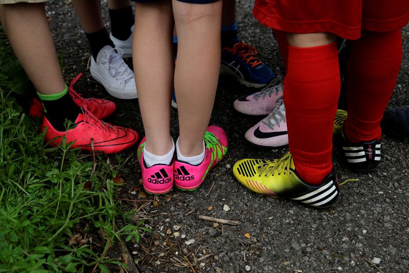 © Reuters. FILE PHOTO: Children wearing Nike and Adidas shoes at a playground  in London, Britain May 7, 2016.   REUTERS/Kevin Coombs