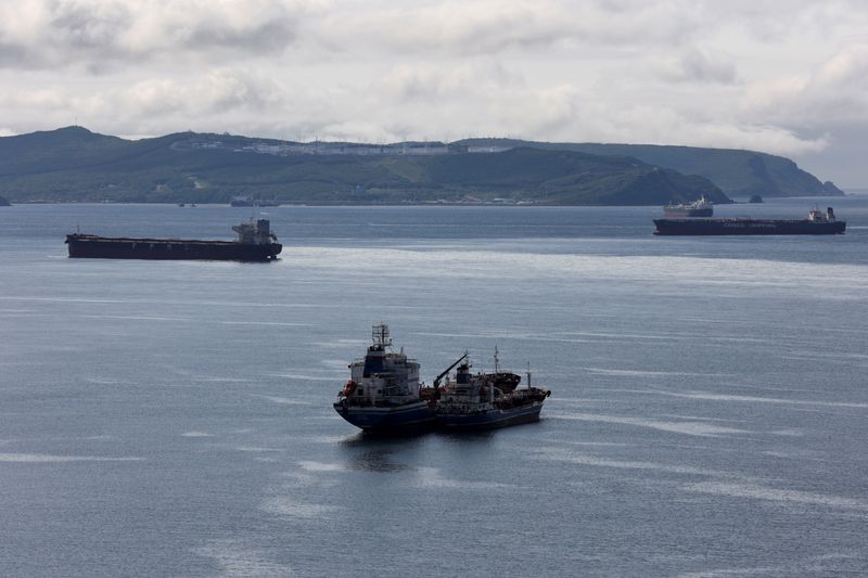 &copy; Reuters. FOTO DE ARCHIVO: Petroleros en la bahía de Nakhodka cerca de la terminal de crudo Kozmino en las afueras de la ciudad portuaria de Nakhodka, Rusia 13 de junio 2022. REUTERS/Tatiana Meel