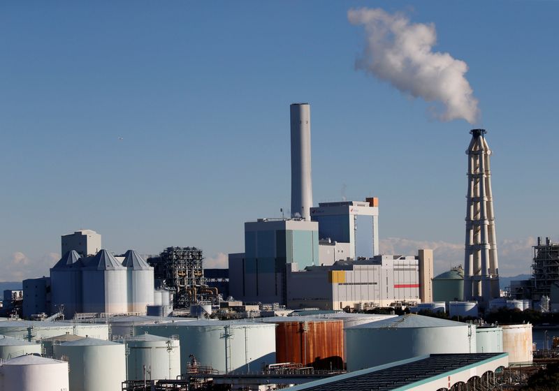 &copy; Reuters. FILE PHOTO: Chimneys are pictured in an industrial area in Yokohama, Japan, January 16, 2017. REUTERS/Kim Kyung-Hoon