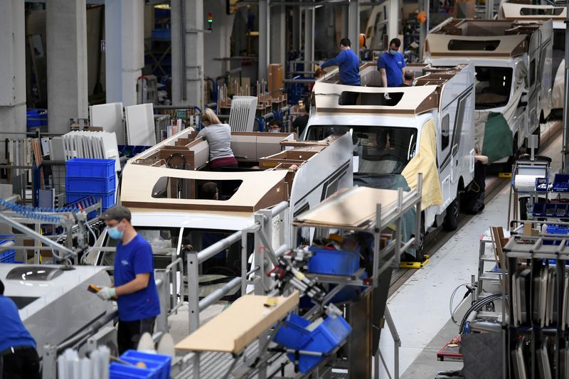 &copy; Reuters. FILE PHOTO: Workers assemble campers at Knaus-Tabbert AG factory in Jandelsbrunn near Passau, Germany, March 16, 2021.REUTERS/Andreas Gebert