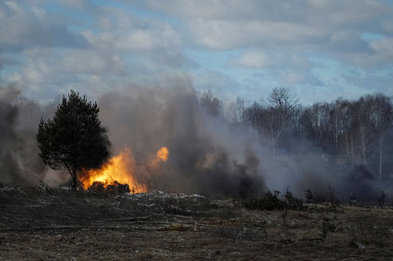 &copy; Reuters.  ２月２１日、ベラルーシ国防省は、国境付近にウクライナ軍の大規模部隊が集結しており、安全保障上の脅威になっていると表明した。写真は２０日、ベラルーシとの国境に近い地域で行