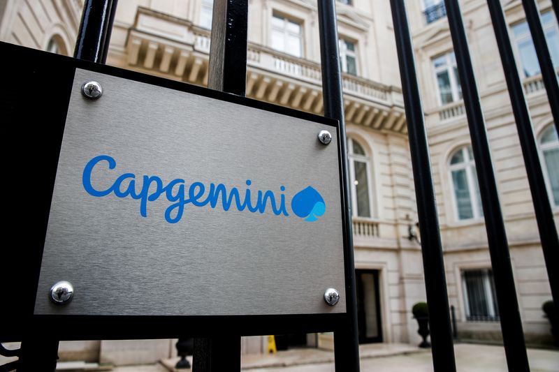 &copy; Reuters. Le logo de Capgemini au siège de la société à Paris, France. /Photo prise le 3 août 2021/REUTERS/Benoit Tessier