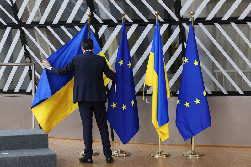 &copy; Reuters. Un uomo prepara le bandiere dell'Unione europea e dell'Ucraina a Bruxelles. REUTERS/Yves Herman