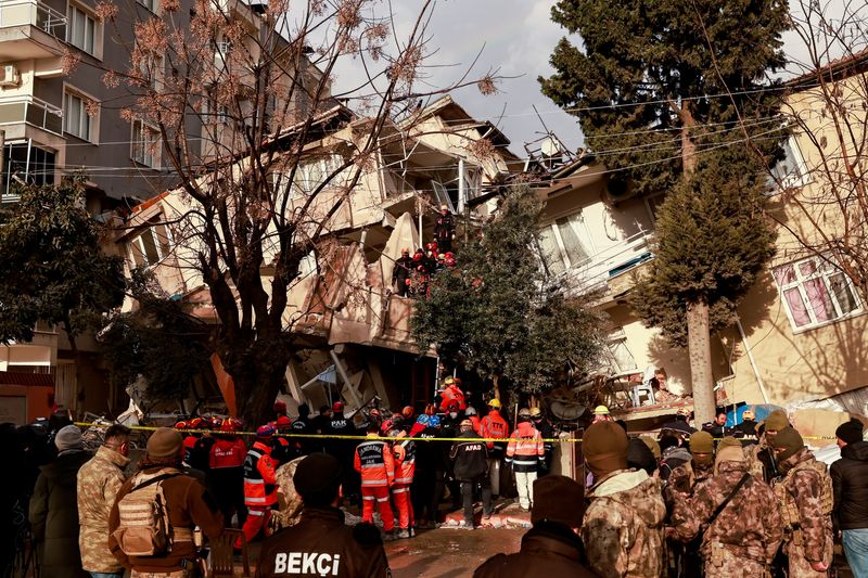 &copy; Reuters. رجال إنقاذ يبحثون عن جثامين عقب الزلزال الأخير في منطقة هاتاي بتركيا يوم الثلاثاء. تصوير: ثائر السوداني – رويترز.