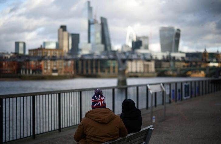 &copy; Reuters. Imagen de archivo de dos personas mirando el distrito financiero de la City desde una orilla del río Tamesis, en Londres, Reino Unido. 13 enero 2023. REUTERS/Henry Nicholls