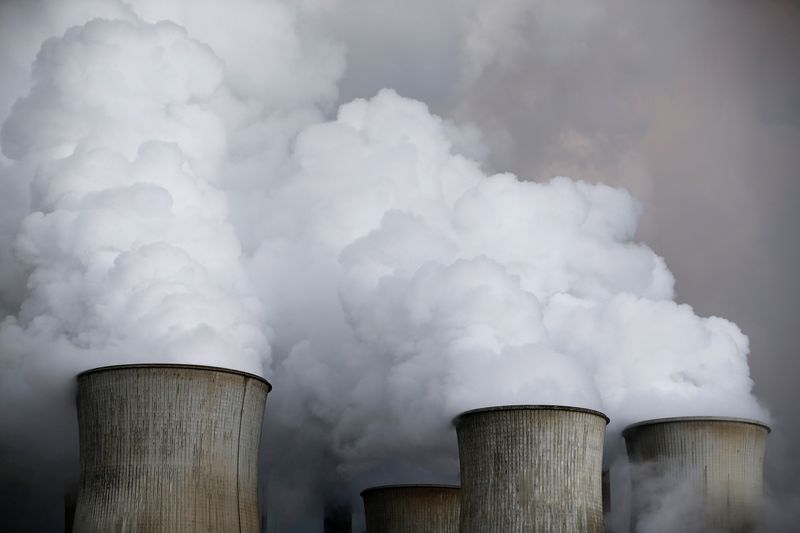 &copy; Reuters. FILE PHOTO: Steam rises from the cooling towers of the coal power plant of RWE, one of Europe's biggest electricity and gas companies in Niederaussem, Germany,  March 3, 2016. REUTERS/Wolfgang Rattay