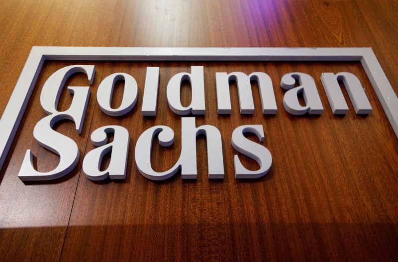 &copy; Reuters. Il logo della società Goldman Sachs è nel New York Stock Exchange (NYSE) a New York City, Stati Uniti, 13 luglio 2021.  