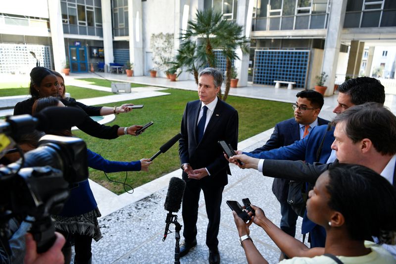 &copy; Reuters. وزير الخارجية الأمريكي أنتوني بلينكن يدلي بتصريحات للصحفيين خلال زيارته للعاصمة اليونانية أثينا يوم الثلاثاء. صورة لرويترز من ممثل لوكالا