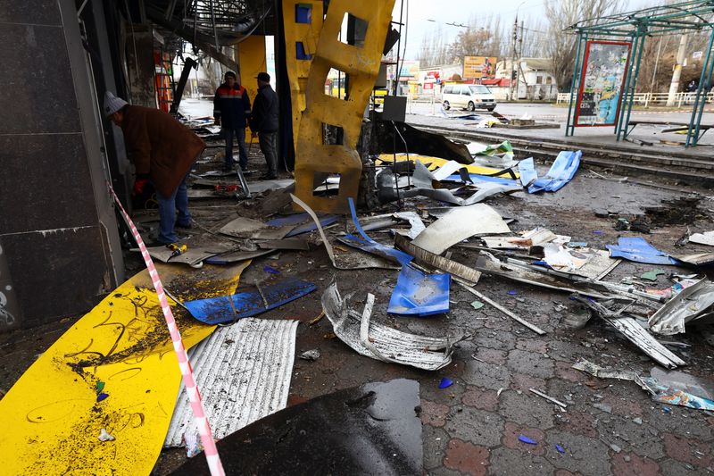 &copy; Reuters. Une gare routière endommagée après un bombardement à Kherson, en Ukraine. /Photo prise le 21 février 2023/REUTERS/Lisi Niesner