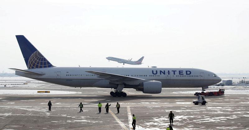 &copy; Reuters. FOTO DE ARCHIVO. Un avión Boeing 777-200ER de United Airlines es remolcado mientras un avión Boeing 737 de American Airlines despega del Aeropuerto Internacional O'Hare en Chicago, Illinois, EEUU. 30 de noviembre de 2018. REUTERS/Kamil Krzaczynski