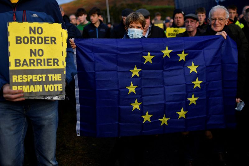 &copy; Reuters. FILE PHOTO-Demonstrators protest against Brexit at the border between Northern Ireland and the Republic of Ireland, in Carrickcarnan, Ireland, November 20, 2021. REUTERS/Clodagh Kilcoyne