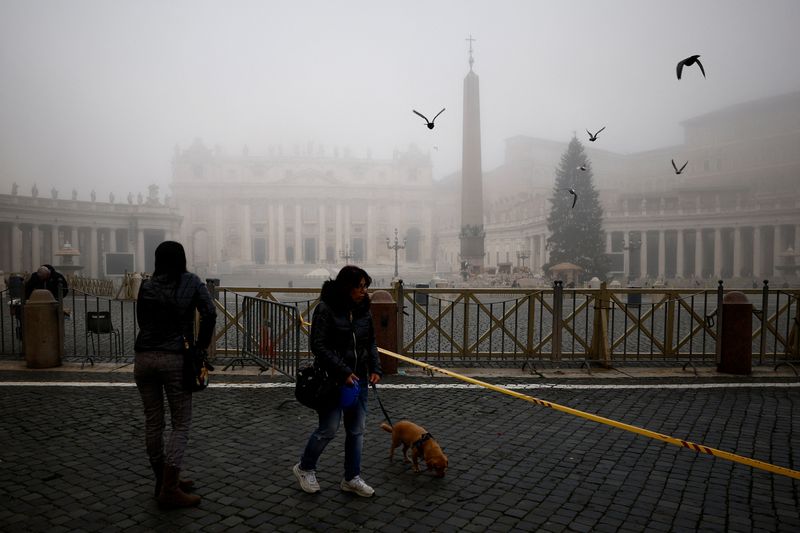 &copy; Reuters. FOTO DE ARCHIVO: Personas caminan cerca de la Plaza de San Pedro en un día de niebla antes de la misa que celebrará el Papa Francisco con motivo de la Jornada Mundial de la Paz en la Basílica de San Pedro del Vaticano, 1 de enero de 2022. REUTERS/Gugli