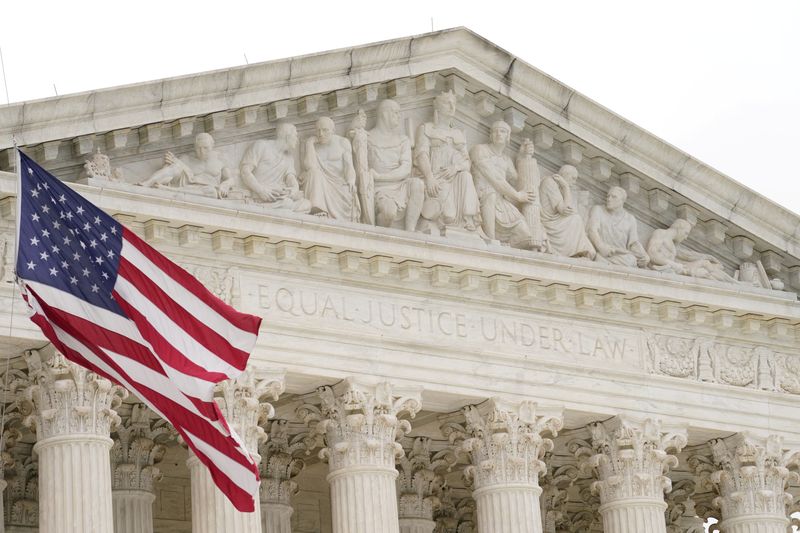 &copy; Reuters. FILE PHOTO: The U.S. Supreme Court is seen in Washington, U.S., May 12, 2022. REUTERS/Kevin Lamarque