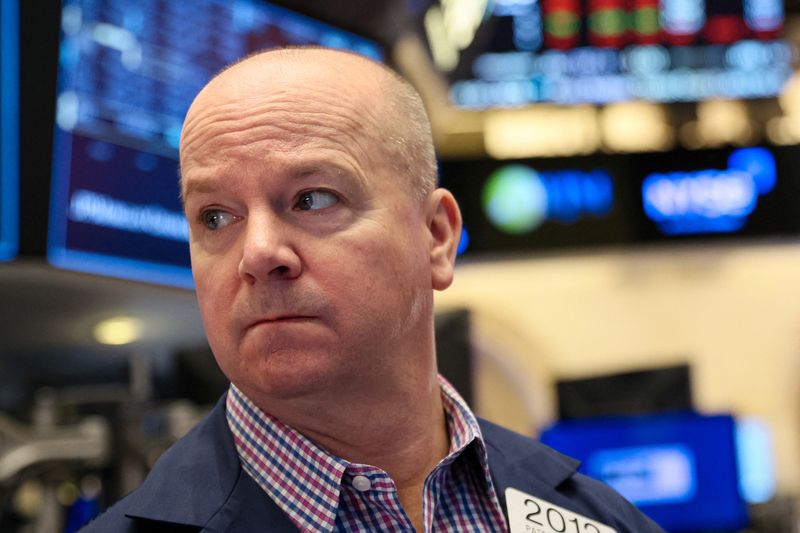 &copy; Reuters. Un trader travaille à la Bourse de York (NYSE). /Photo prise le 17 février 2023/REUTERS/Brendan McDermid