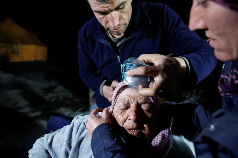 &copy; Reuters. امرأة تتلقى رعاية طبية بعد وقوع زلزال في أنطاكيا في إقليم هاتاي في تركيا يوم الاثنين. تصوير: كلودا كيلكوين- رويترز.
