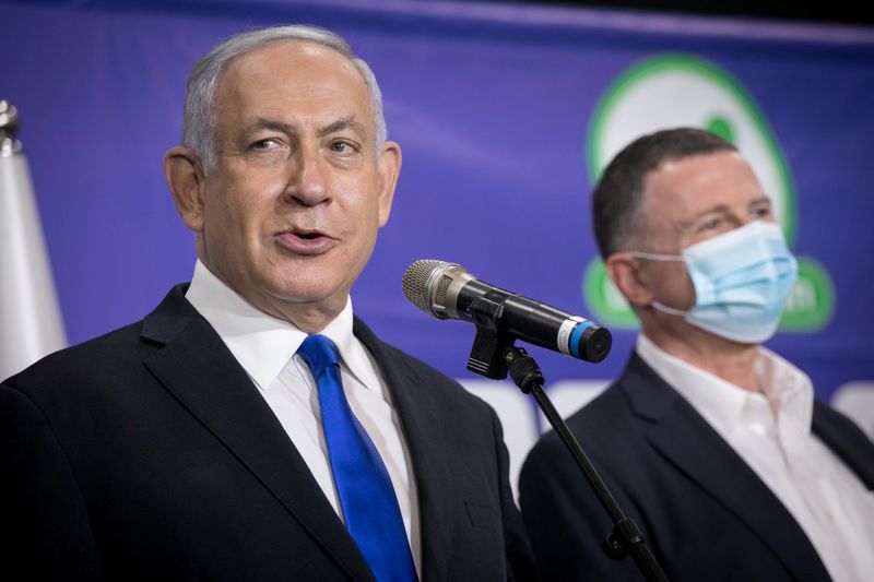 &copy; Reuters. رئيس الوزراء الإسرائيلي بنيامين نتنياهو يتحدث إلى الإعلاميين وإلى جانبه يولي إدلشتاين رئيس لجنة الشؤون الخارجية والدفاع في البرلمان الإسر