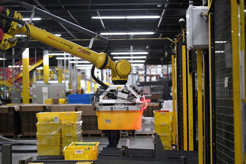 &copy; Reuters. FILE PHOTO: A six-axis robotic arm picks up sorting containers at the Amazon fulfillment center in Baltimore, Maryland, U.S., April 30, 2019. REUTERS/Clodagh Kilcoyne