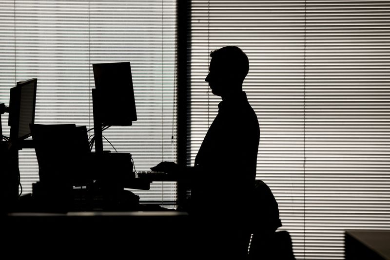 &copy; Reuters. Un homme travaille dans un bureau à Canary Wharf, Londres. /Photo prise le 8 février 2023/REUTERS/Kevin Coombs