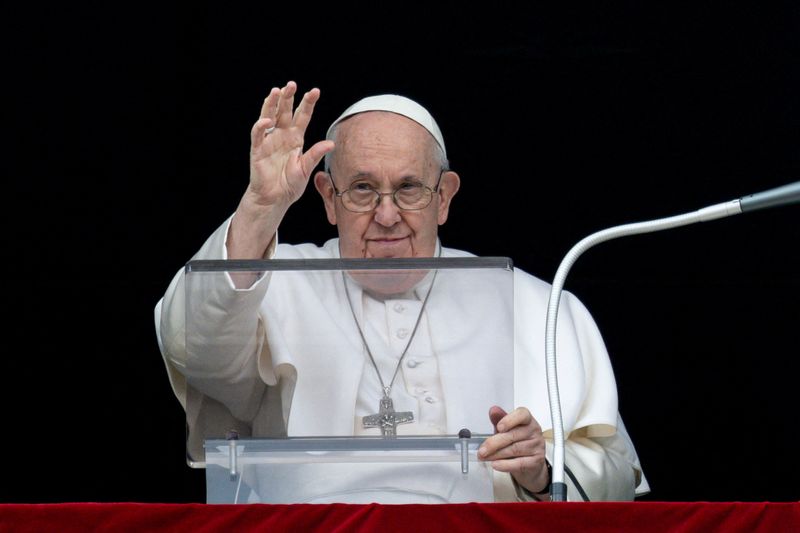 &copy; Reuters. FOTO DE ARCHIVO: El papa Francisco saluda durante la oración del Ángelus en el Vaticano. 19 de febrero, 2023. Divisione Produzione Fotografica/Vatican Media/Handout via REUTERS/Archivo