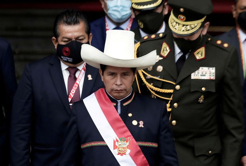 &copy; Reuters. FOTO ARCHIVO: El presidente de Perú, Pedro Castillo, sale del Congreso tras su ceremonia de investidura, en Lima, Perú. 28 de julio de 2021. REUTERS/Angela Ponce/File Photo