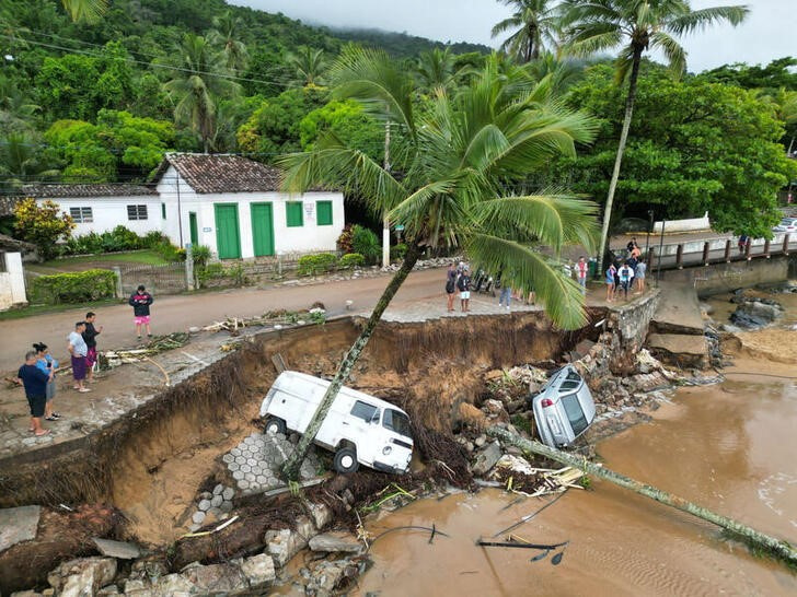 &copy; Reuters. Imagen obtenida en redes sociales que muestra la destrucción causada por las lluvias torrenciales en Ilhabela, Brasil. 19 febrero 2023. Tribuna do Povo/Caio Gomes/vía Reuters. ESTA IMAGEN FUE ENTREGADA POR UNA TERCERA PARTE. CRÉDITO OBLIGATORIO. NO REV