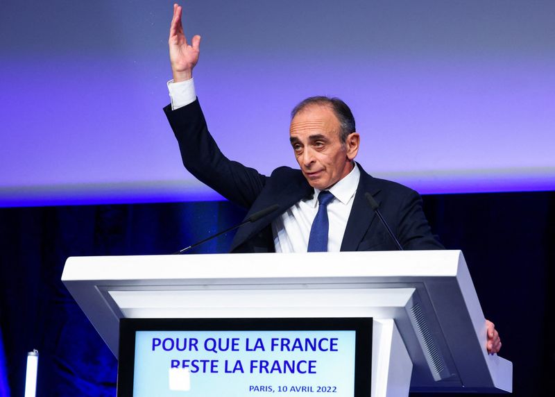 &copy; Reuters. FILE PHOTO: French far-right commentator Eric Zemmour, leader of far-right party "Reconquete!" and candidate for the 2022 French presidential election, gestures as he stands on a stage, after partial results in the first round of the 2022 French president