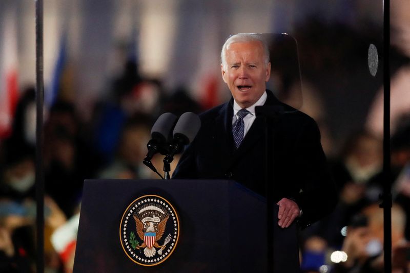 Après un an de guerre, l'Ukraine reste forte, dit Biden en Pologne