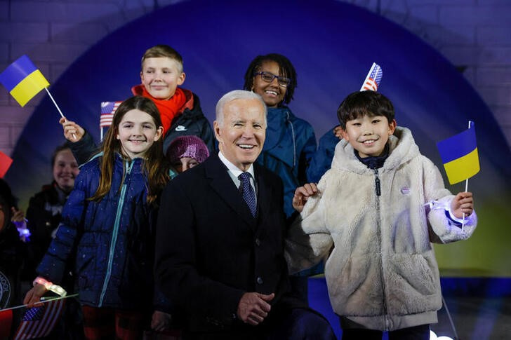 &copy; Reuters. El presidente de EEUU, Joe Biden, posa con unos niños con banderas ucranianas en un escenario al exterior del Castillo Real en Varsovia, Polonia. 21 febrero 2023. REUTERS/Evelyn Hockstein