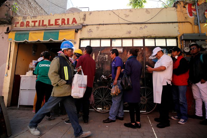 &copy; Reuters. FILE PHOTO: People queue to buy tortillas outside Granada market in Mexico City, Mexico, January 10, 2017. Picture taken January 10, 2017. REUTERS/Tomas Bravo