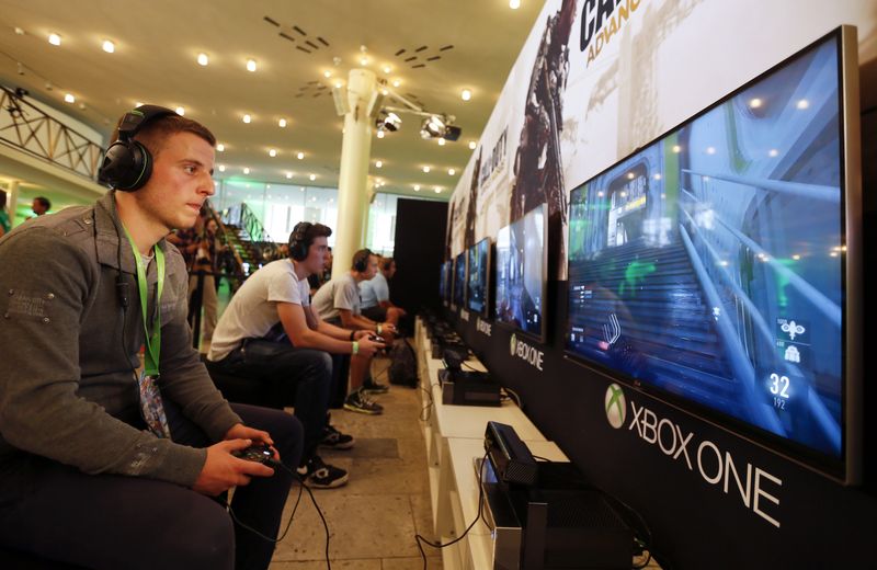 &copy; Reuters. FILE PHOTO: A gamer plays "Call of Duty: Advanced Warfare" on an Xbox One console during the Xbox Play Day 2014, before the Gamescom 2014 fair in Cologne August 12, 2014. REUTERS/Wolfgang Rattay 