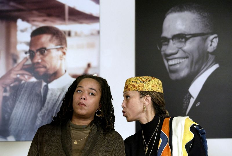 &copy; Reuters. FILE PHOTO: Attallah Shabazz (R) and Malaak Shabazz, two of the six daughters of the late Malcolm X  sit together beneath two portraits of their late father during a news conference at the New York Public Library's Schomburg Center for Research in Black C