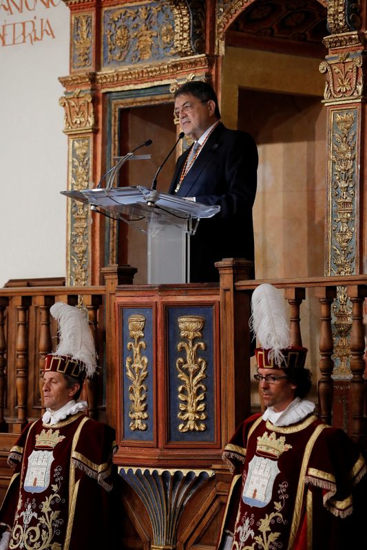 &copy; Reuters. FOTO DE ARCHIVO-El escritor nicaragüense Sergio Ramírez pronuncia un discurso durante la ceremonia de entrega del Premio Cervantes de Literatura en la Universidad de Alcalá de Henares en Alcalá de Henares, España. 23 de abril de 2018. Juan Carlos Hid