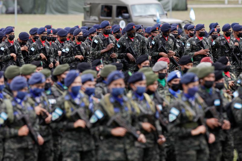 &copy; Reuters. Imagen de archivo. Tropas participan en una ceremonia militar por el 197 aniversario de las Fuerzas Armadas, luego de que la presidenta de Honduras, Xiomara Castro (no en la foto), movilizara a miles de policías a áreas controladas por grupos criminales