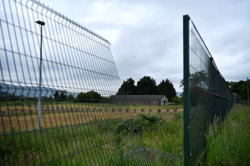 &copy; Reuters. FILE PHOTO: A boarded up customs building is seen through a gap in fencing on the border between Ireland and Northern Ireland, in Carrickcarnan, Ireland June 21, 2022. Picture taken June 21, 2022. REUTERS/Clodagh Kilcoyne