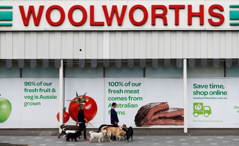 &copy; Reuters. FILE PHOTO: Women walk dogs in front of a Woolworths store in Sydney July 30, 2013.  REUTERS/Daniel Munoz/File Photo