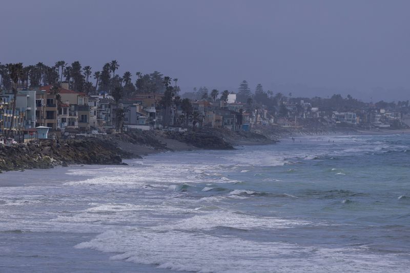 © Reuters. Waves come to shore along the coastline as a winter storm approaches Oceanside, California, U.S., February 21, 2023.      REUTERS/Mike Blake