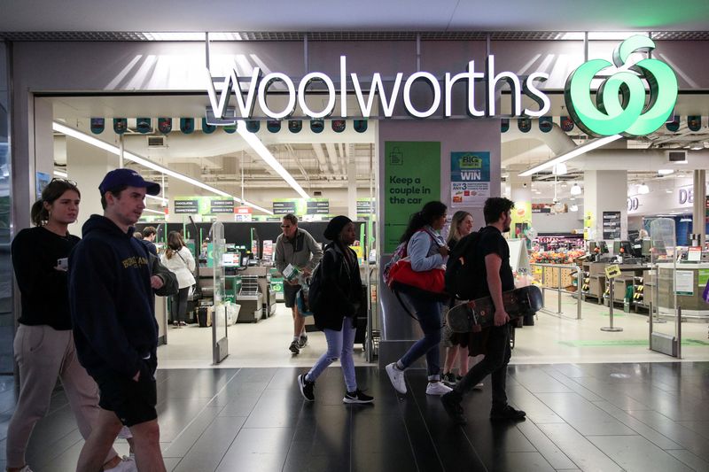 © Reuters. FILE PHOTO: People walk past a Woolworths supermarket following the easing of restrictions implemented to curb the spread of the coronavirus disease (COVID-19) in Sydney, Australia, June 16, 2020. Picture taken June 16, 2020.  REUTERS/Loren Elliott