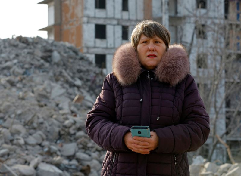 &copy; Reuters. Tatiana Bushlanova, 65, stands next to the ruins of her apartment block, demolished due to heavy damage received in the course of Russia-Ukraine conflict in Mariupol, Russian-controlled Ukraine, February 5, 2023. REUTERS/Alexander Ermochenko