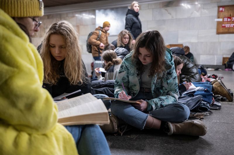 &copy; Reuters. 　２月２０日、２月半ばのある朝、ウクライナの首都キーウで、高校生たちが地下鉄の駅の壁にもたれて座り、ノートをとりながらオレナ先生の指導に耳を傾けていた。写真は１０日、ロシ