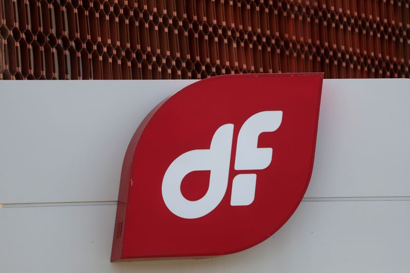 &copy; Reuters. FOTO DE ARCHIVO: El logotipo de la empresa española de ingeniería Duro Felguera en su sede en Madrid, España, el 23 de mayo de 2018. REUTERS/Sergio Pérez