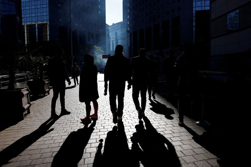 &copy; Reuters. FILE PHOTO: Office workers commute to work in La Defense business district in Paris, France, September 30, 2022. REUTERS/Benoit Tessier