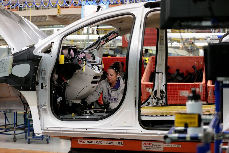 © Reuters. FILE PHOTO: A Stellantis assembly worker works on the interior of a Chrysler Pacifica at the Windsor Assembly Plant in Windsor, Ontario, Canada. January 17, 2023. REUTERS/Rebecca Cook