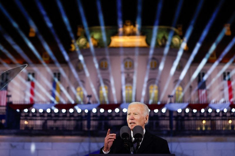 &copy; Reuters. El presidente de Estados Unidos, Joe Biden, pronuncia un discurso antes del primer aniversario de la invasión rusa de Ucrania, frente al Castillo Real, en Varsovia, Polonia, 21 de febrero de 2023. REUTERS/Evelyn Hockstein   