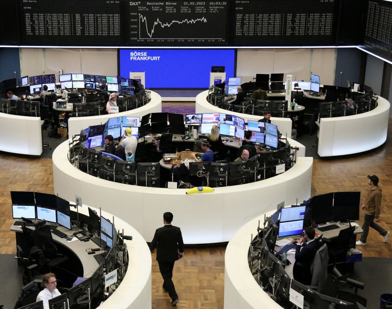 &copy; Reuters. شاشة تظهر بيانات مؤشر داكس الألماني في بورصة فرانكفورت يوم الثلاثاء. تصوير رويترز.