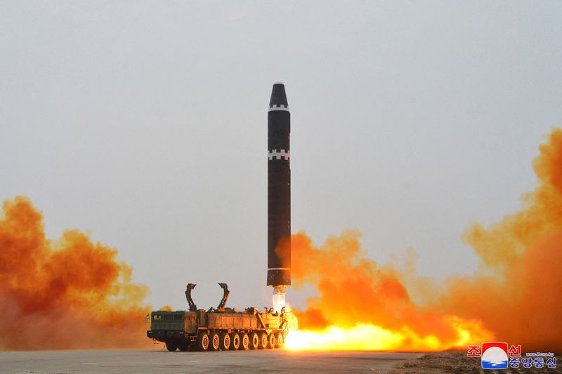 &copy; Reuters. FOTO DE ARCHIVO: Un misil balístico intercontinental (ICBM) Hwasong-15 es lanzado en el Aeropuerto Internacional de Pionyang, Corea del Norte, 18 de febrero de 2023 en esta foto publicada por la Agencia Central de Noticias de Corea del Norte (KCNA). REUT