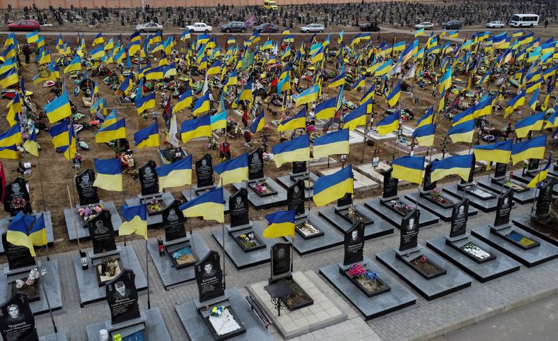 &copy; Reuters. A view shows graves of killed Ukrainian defenders, amid Russia's attack on Ukraine, at a cemetery in Kharkiv, Ukraine January 31, 2023. REUTERS/Vitalii Hnidyi
