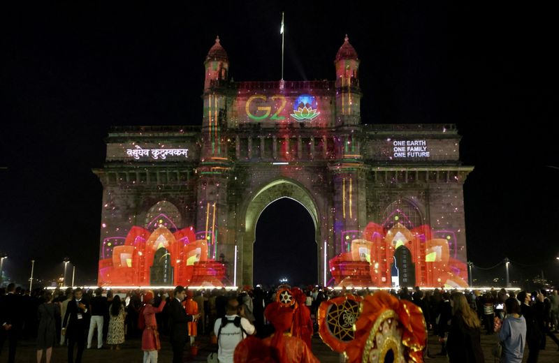 &copy; Reuters. إضاءة نصب بوابة الهند في مومباي بمناسبة رئاسة الهند لمجموعة العشرين في 13 ديسمبر كانون الأول 2022. تصوير : فرنسيس ماسكاريناس- رويترز . 